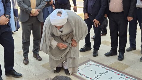 تصاویر/ عطرافشانی وغباروبی حرم علی بن باقر وشهدای مجاور