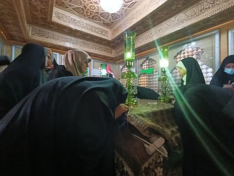 تصاویر/ عطرافشانی وغباروبی حرم علی بن باقر وشهدای مجاور