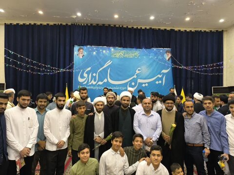 تصاویر/ آیین عمامه‌گذاری جمعی از طلاب مدرسه علمیه حضرت ولی عصر (عج ) اهواز