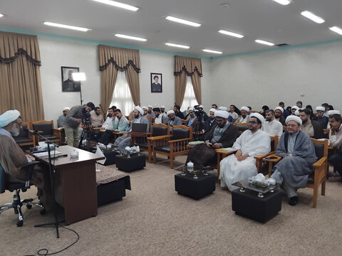 رهبر انقلاب اسلامی با تکیه بر مبانی توحید و ولایت بحرانهای بزرگ را مدیریت می کنند