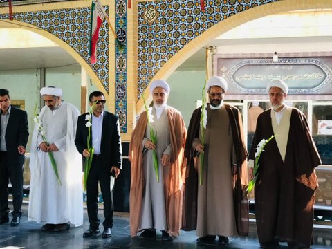 تصاویر/آیین عطرافشانی و گلباران مزار مطهر شهداء به‌مناسبت هفته وقف در ساو