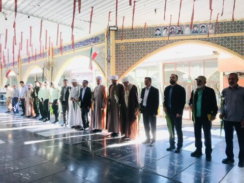 تصاویر/آیین عطرافشانی و گلباران مزار مطهر شهداء به‌مناسبت هفته وقف در ساو