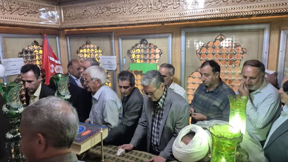 آیین غبارروبی ضریح مطهر حضرت علی ابن امام محمد باقر(ع) در مشهد اردهال برگزار شد