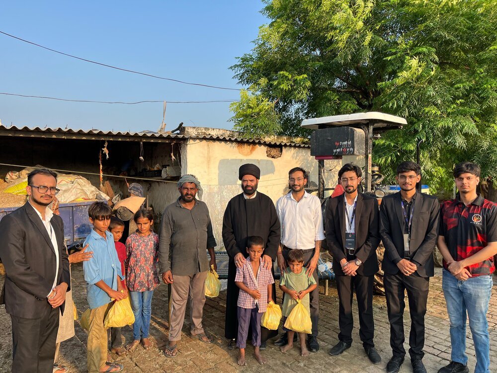 पंजाब बाढ़ प्रभावितों के बीच मौलाना सैयद कल्बे रूशैद रिज़वी द्वारा राहत सामग्री वितरित