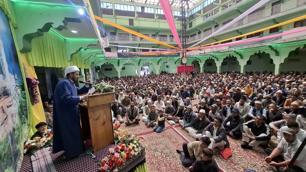  पैग़म्बर (स) का प्रेम, एकता और दया का संदेश आज भी दुनिया के लिए एक प्रकाश स्तंभ है, मुक़र्रेरीन