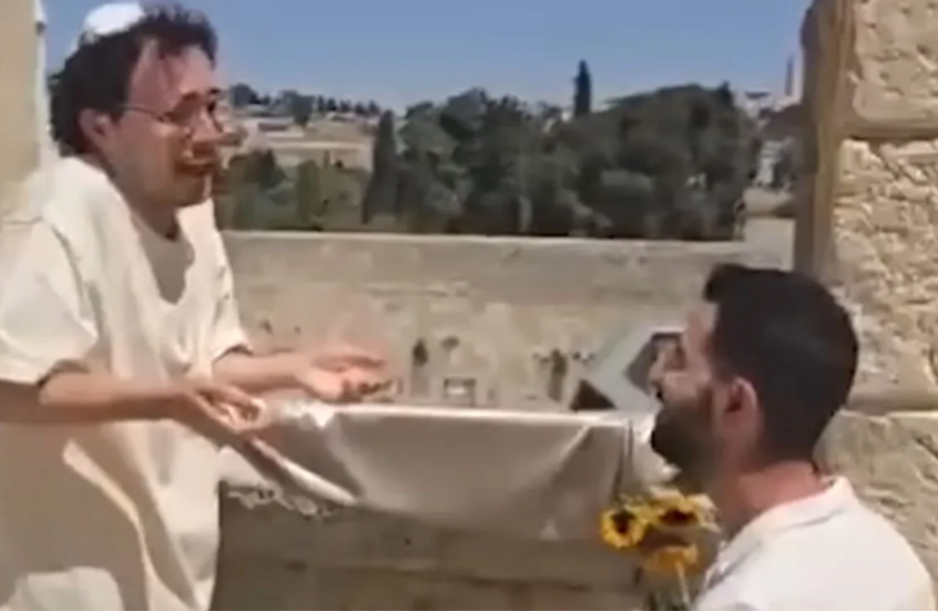 عرض زواج بين منتج موسيقي شهير وشاب يهودي عند جدار الأقصى يثير غضبا + فيديو