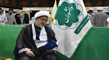 نمایشگاه کتاب حوزه کارگاهی زنده برای رشد علمی طلاب است