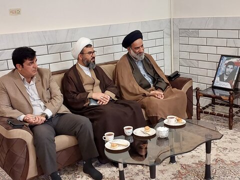 تصاویر دیدار مسئولان اوقاف لرستان با شهید ناصر حسین عربستانی در الیگودرز