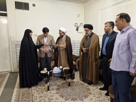 تصاویر دیدار مسئولان اوقاف لرستان با شهید ناصر حسین عربستانی در الیگودرز