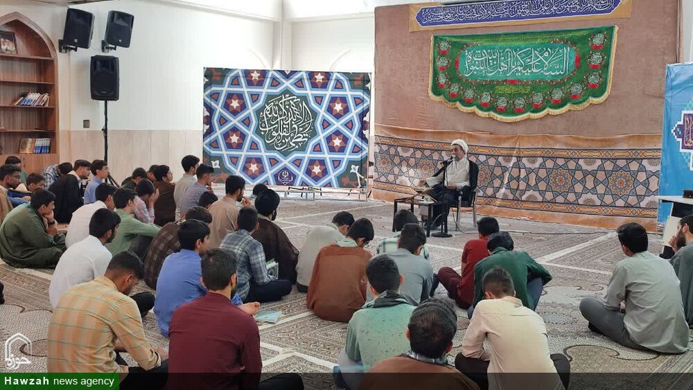 انس با قرآن و شناخت امام زمان (عج)، راه نجات از جهالت و حیرت است