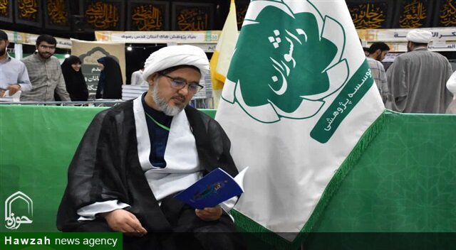 نمایشگاه کتاب حوزه کارگاهی زنده برای رشد علمی طلاب است