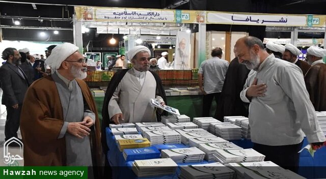 مروری بر دومین روز نمایشگاه کتب حوزوی مشهد؛ از رونمایی‌ها تا نشست‌های علمی