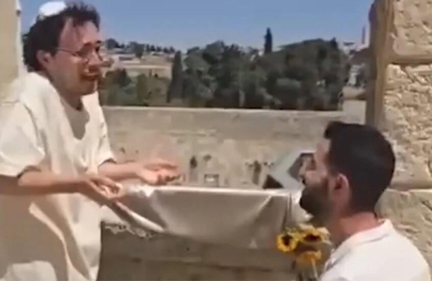 عرض زواج بين منتج موسيقي شهير وشاب يهودي عند جدار الأقصى يثير غضبا + فيديو