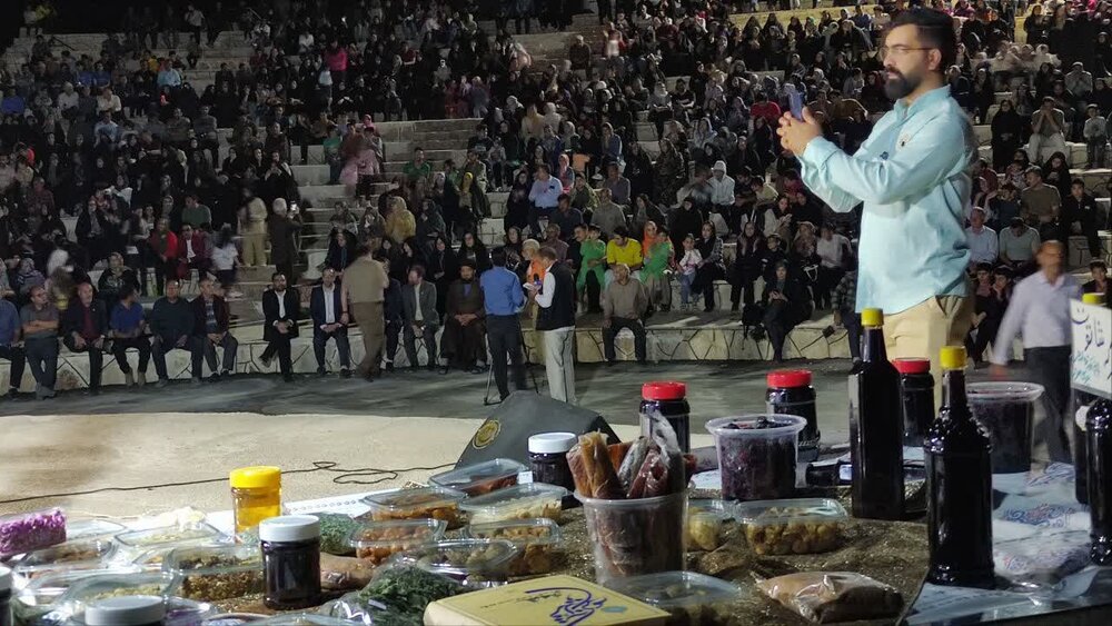 جشنواره آل طاها همراه با جشن شکرانه شاتوت برزک کاشان برگزار شد + تصاویر