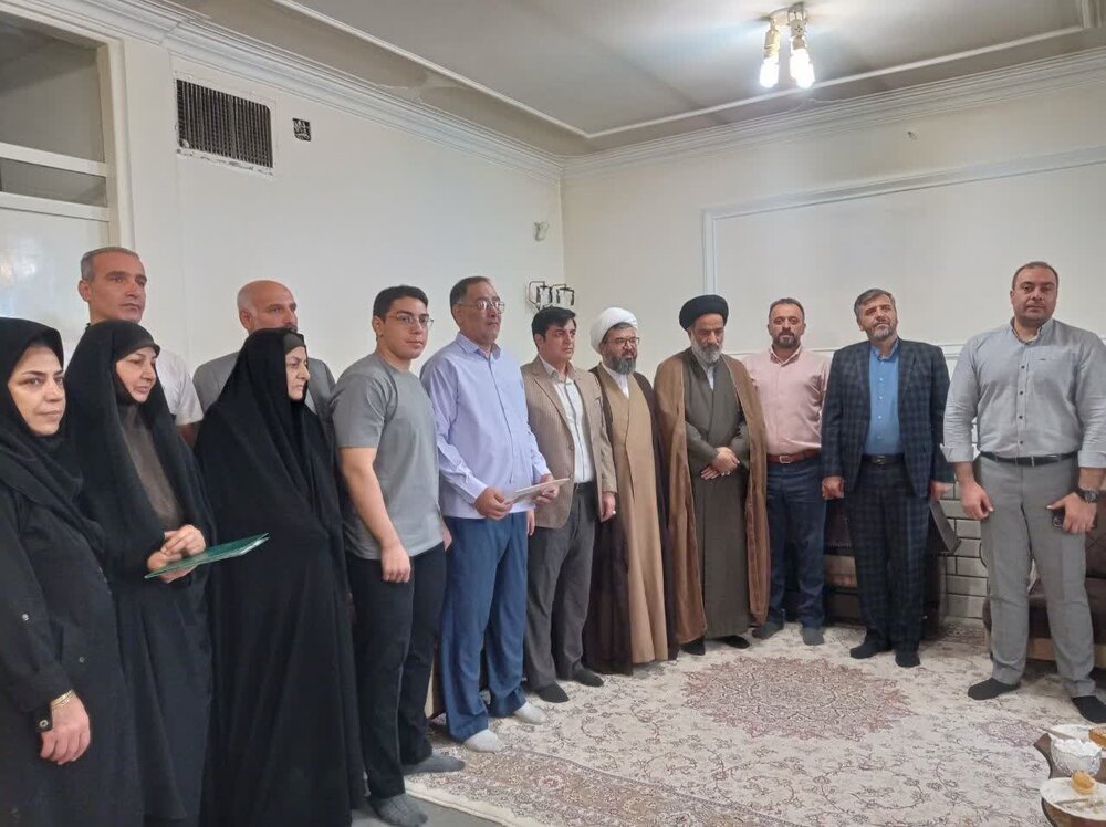 تصاویر/ دیدار مسئولان اوقاف لرستان با شهید ناصر حسین عربستانی در الیگودرز