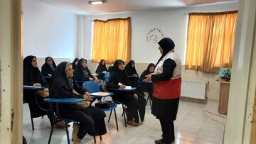 برگزاری دوره آموزشی کمک‌های اولیه ویژه طلاب خواهر در ساوه+عکس