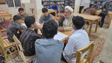 تصاویر/ مباحثه طلاب مدرسه علمیه آیت‌الله مصطفوی(ره) کاشان