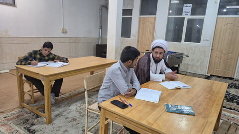 تصاویر/ مباحثه طلاب مدرسه علمیه آیت‌الله مصطفوی(ره) کاشان