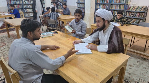 تصاویر/ مباحثه طلاب مدرسه علمیه آیت‌الله مصطفوی(ره) کاشان