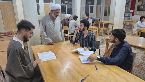 تصاویر/ مباحثه طلاب مدرسه علمیه آیت‌الله مصطفوی(ره) کاشان