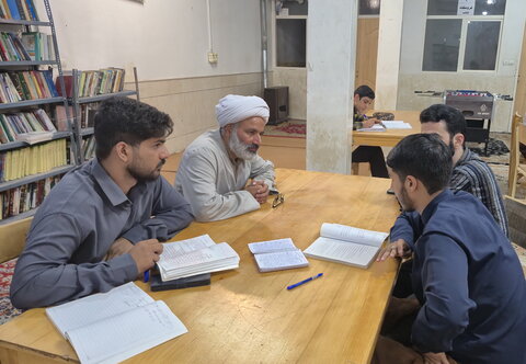 تصاویر/ مباحثه طلاب مدرسه علمیه آیت‌الله مصطفوی(ره) کاشان