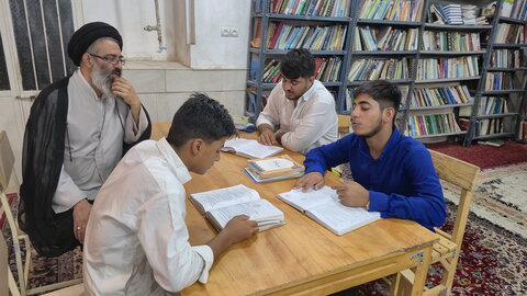 تصاویر/ مباحثه طلاب مدرسه علمیه آیت‌الله مصطفوی(ره) کاشان