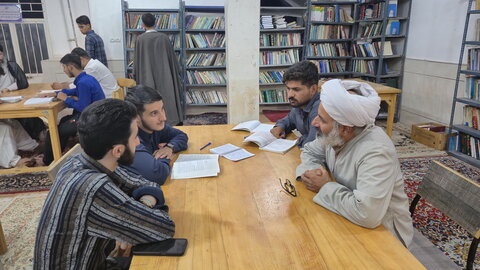 تصاویر/ مباحثه طلاب مدرسه علمیه آیت‌الله مصطفوی(ره) کاشان