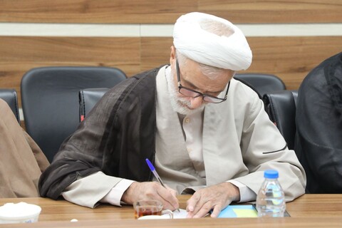 تصاویر/ دیدار جمعی از اساتید، معاونان مدیریت حوزه علمیه استان و پژوهشگران با آیت الله ابوالقاسم علیدوست استاد درس خارج حوزه علمیه قم