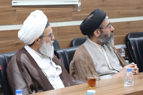 تصاویر/ دیدار جمعی از اساتید، معاونان مدیریت حوزه علمیه استان و پژوهشگران با آیت الله ابوالقاسم علیدوست استاد درس خارج حوزه علمیه قم