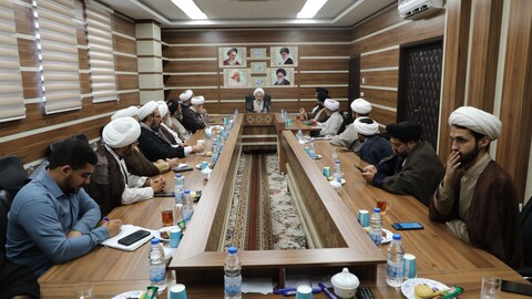 تصاویر/ دیدار جمعی از اساتید، معاونان مدیریت حوزه علمیه استان و پژوهشگران با آیت الله ابوالقاسم علیدوست استاد درس خارج حوزه علمیه قم