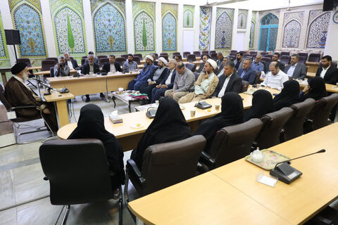 دیدار مدیر و کارکنان اداره کل اوقاف و امور خیریه چهارمحال و بختیاری با امام‌جمعه شهرکرد