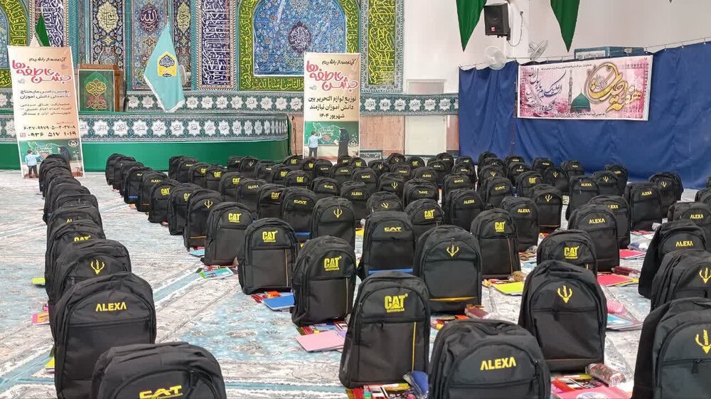 توزیع ۵۰۰ بسته لوازم‌التحریر در بین دانش‌آموزان نیازمند آران و بیدگل