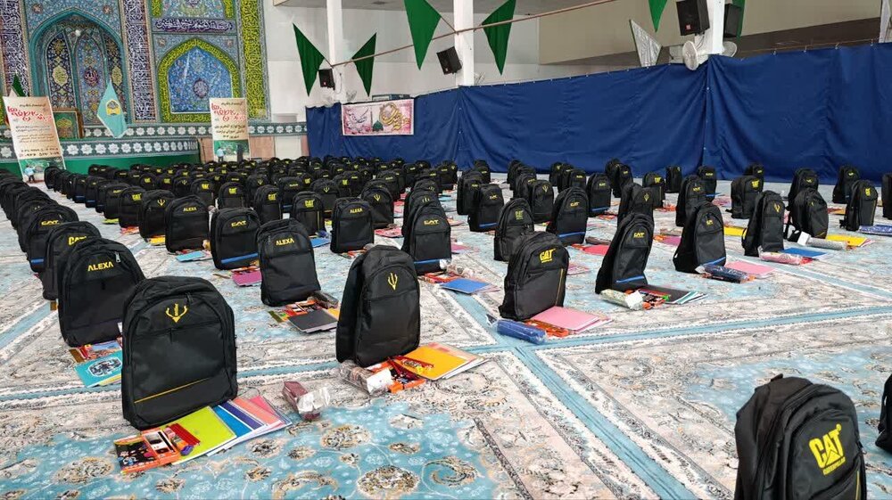 توزیع ۵۰۰ بسته لوازم‌التحریر در بین دانش‌آموزان نیازمند آران و بیدگل