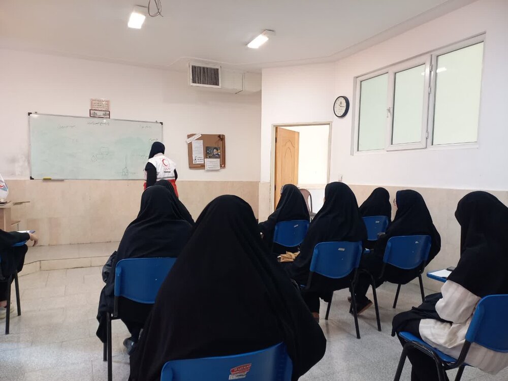 برگزاری دوره آموزشی کمکهای اولیه ویژه طلاب خواهر در ساوه+عکس