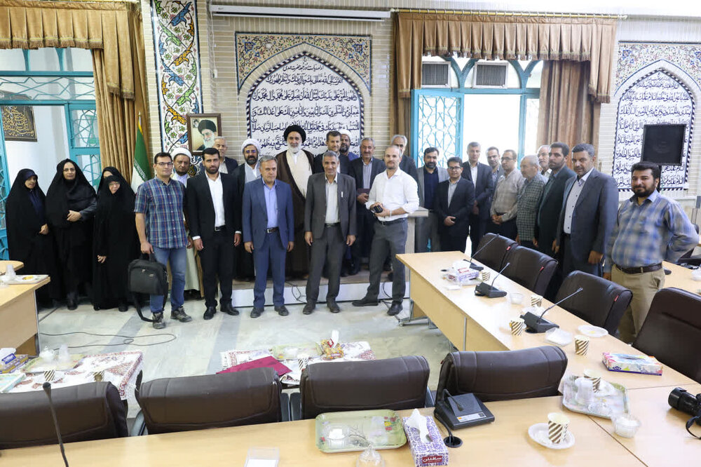 تصاویر/ دیدار مدیر و کارکنان اداره کل اوقاف و امور خیریه چهارمحال و بختیاری با امام‌جمعه شهرکرد