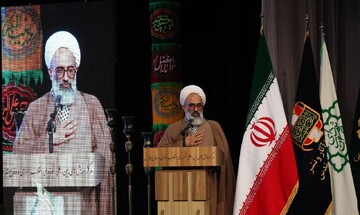 پیرغلامان نشان وفا را به هنرمندان وفادار به هیئت اهدا می‌کنند