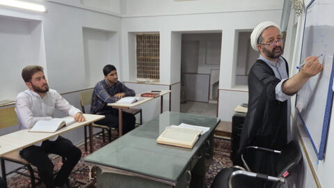 تصاویر/ حضور طلاب مدرسه علمیه امام خمینی(ره) در کلاس‌های سال تحصیلی جدید