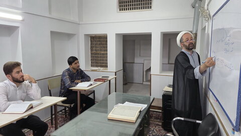 تصاویر/ حضور طلاب مدرسه علمیه امام خمینی(ره) در کلاس‌های سال تحصیلی جدید