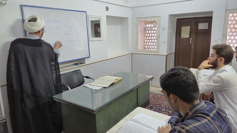 تصاویر/ حضور طلاب مدرسه علمیه امام خمینی(ره) در کلاس‌های سال تحصیلی جدید