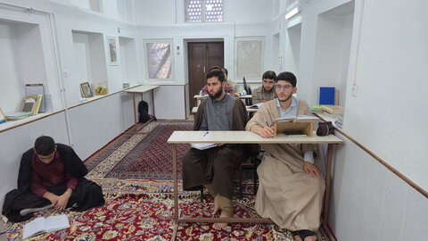 تصاویر/ حضور طلاب مدرسه علمیه امام خمینی(ره) در کلاس‌های سال تحصیلی جدید