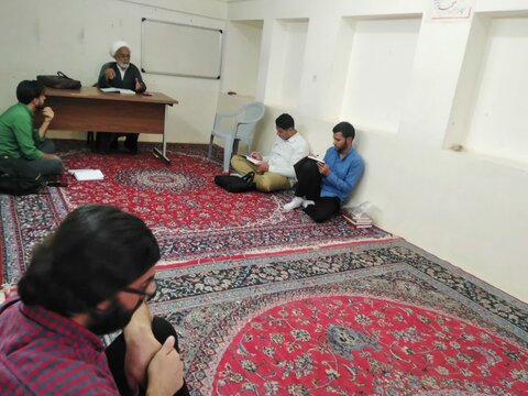 تصاویر/ حضور طلاب مدرسه علمیه آیت‌الله مدنی کاشانی(ره) در کلاس‌های درس