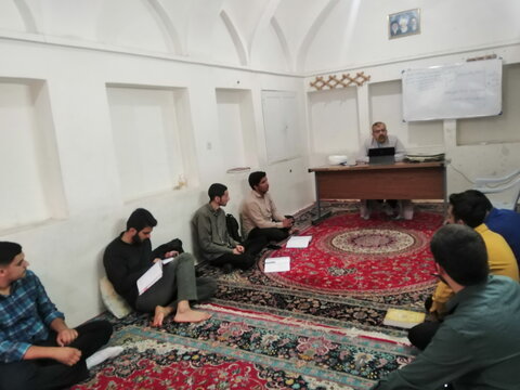 تصاویر/ حضور طلاب مدرسه علمیه آیت‌الله مدنی کاشانی(ره) در کلاس‌های درس