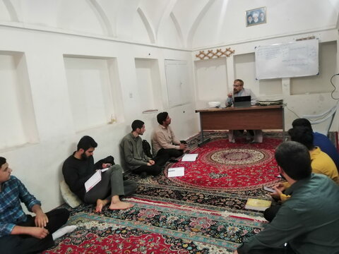 تصاویر/ حضور طلاب مدرسه علمیه آیت‌الله مدنی کاشانی(ره) در کلاس‌های درس