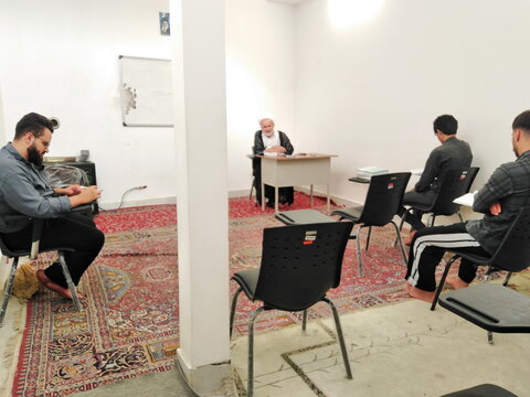 تصاویر/ حضور طلاب مدرسه علمیه آیت‌الله مدنی کاشانی(ره) در کلاس‌های درس