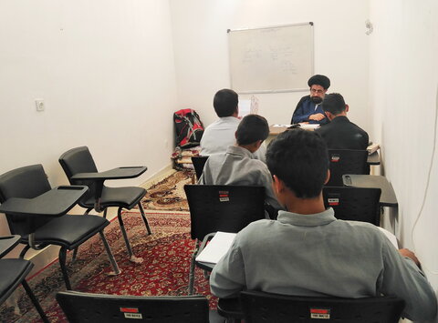 تصاویر/ حضور طلاب مدرسه علمیه آیت‌الله مدنی کاشانی(ره) در کلاس‌های درس