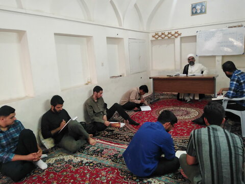 تصاویر/ حضور طلاب مدرسه علمیه آیت‌الله مدنی کاشانی(ره) در کلاس‌های درس