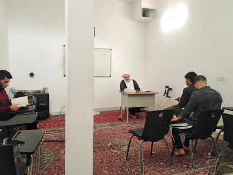 تصاویر/ حضور طلاب مدرسه علمیه آیت‌الله مدنی کاشانی(ره) در کلاس‌های درس