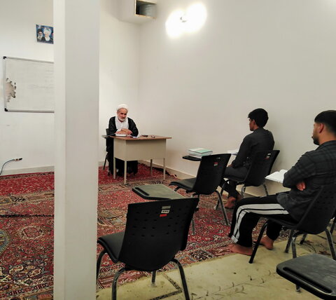 تصاویر/ حضور طلاب مدرسه علمیه آیت‌الله مدنی کاشانی(ره) در کلاس‌های درس