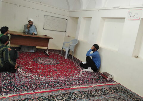 تصاویر/ حضور طلاب مدرسه علمیه آیت‌الله مدنی کاشانی(ره) در کلاس‌های درس