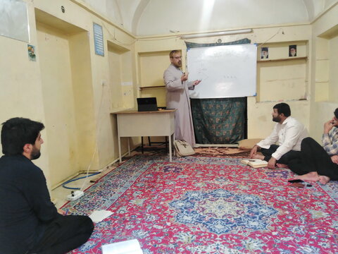 تصاویر/ حضور طلاب مدرسه علمیه آیت‌الله مدنی کاشانی(ره) در کلاس‌های درس